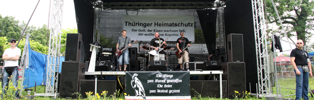 “Words of Anger” spielt 2012 in Gera vor einem Transparent des “Thüringer Heimatschutzes”, aus dem der “NSU” stammt