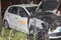 Ein Auto der Firma Bosch brannte an der Alten Jakobstraße in Kreuzberg.