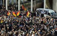 In Köln ist es am Sonntag bei einer Demonstration zu Ausschreitungen gekommen. Tausende Hooligans waren zu der Kundgebung in der Innenstadt gekommen, in deren Verlauf Polizisten mit Flaschen, Steinen und Feuerwerkskörpern beworfen wurden.