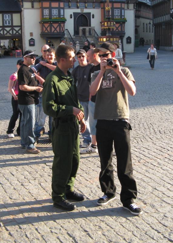  Michael Machner (mit Kamera) am 07.05.2008 bei Kundgebung der JN Wernigerode in Wernigerode mit T-Shirt vom linken Shop „Disorder Rebel Store Berlin“