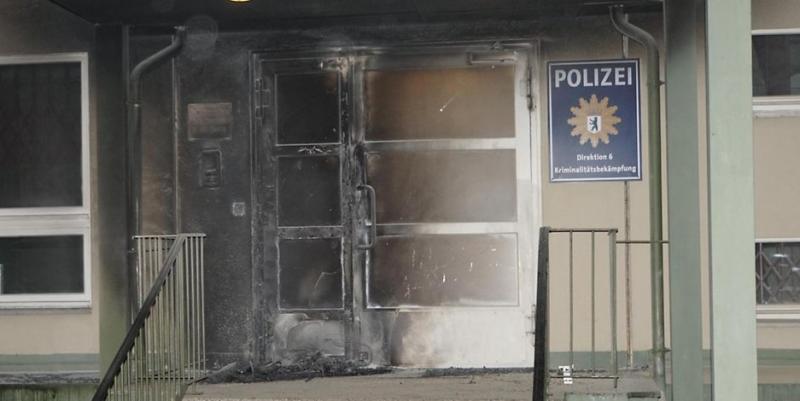 Der Eingangsbereich des Polizeigebäudes wurde durch den Brandanschlag beschädigt.Foto:Morris Pudwell