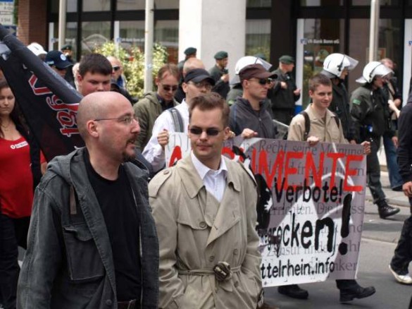 Christian Malcoci 2008 in Bonn. Direkt hinter ihm laufen auch Neonazis, die aktuell wegen Prozess gegen Aktionsbüro Mittelrhein inhaftiert sind.