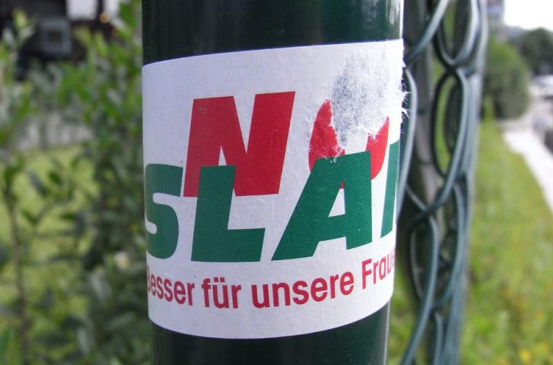 Hetzerischer Aufkleber mit der Inschrift "No Islam - besser für unsere Frauen", gehäuft aufgetaucht in den letzten Wochen in Stuttgart (das "unsere Frauen" verrät schön, dass patriarchale Weltbild der Macher) 