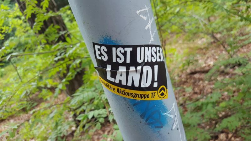 Identitäre-Sticker in Blankenfelde (abgekratzt)