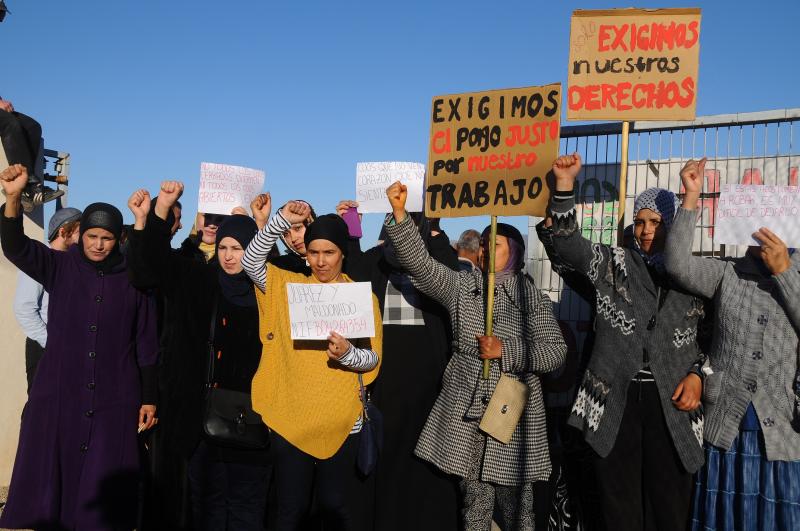 Arbeiterinnen protestieren vor dem Eingangstor des Unternehmens
