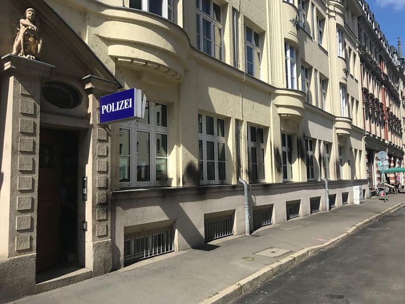 Zerstörte Scheiben, besudelte Fassade: Anschlag auf das Polizeirevier Leipzig-Südwest