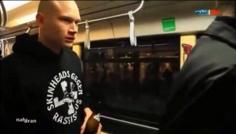 Chris in einem Beitrag des MDR ca. 2013/2014. Gut zu erkennen ist auch der "Skinheads gegen Rassismus" Pullover. Damals anscheinend noch Antirassistisch.