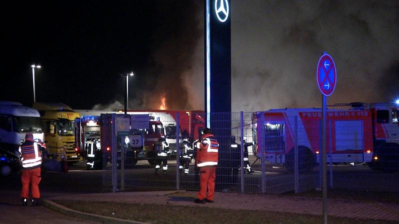 In der Poststraße brannten vier Bundeswehr-Lkws. 