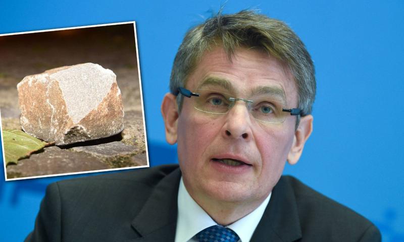 Dieser Stein wurde am Donnerstag auf einen Streifenwagen geschleudert. Links: Polizeipräsident Klaus Kandt 
