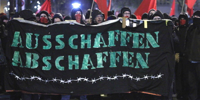 Demonstration gegen die automatische Abschiebung am Sonntagabend in Zürich. Foto: rtr
