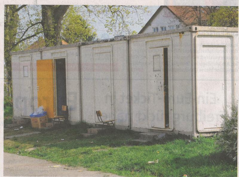 Für Coinneach McCabe ist dies die Folge einer städtischen "Abschreckungspolitik": In solchen Containern leben in Freiburg eingewanderte Roma aus dem Kosovo. FOTO: Rita Eggstein
