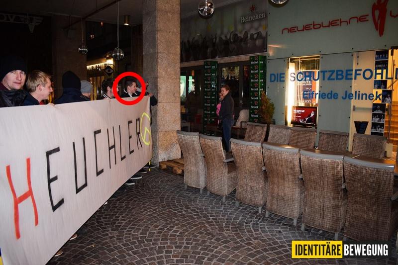 Maximilian Schober bei der Störung von „Die Schutzbefohlenen“ in Villach/Beljak