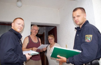 In Havelberg befragten gestern die Polizeikommissare Patrick Küther (links) und Mario Kuhm von der Landesbereitschaftspolizei die Anwohner der Kaserne. | Foto: Wolfgang Masur